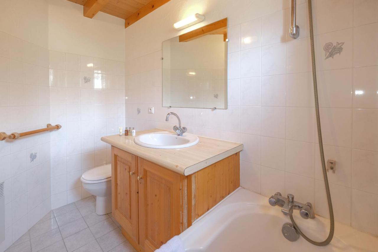 Chalet Himalaya , 10 Person Chalet With 5 Ensuite Bedrooms And Outdoor Jacuzzi In Meribel Centre Kültér fotó